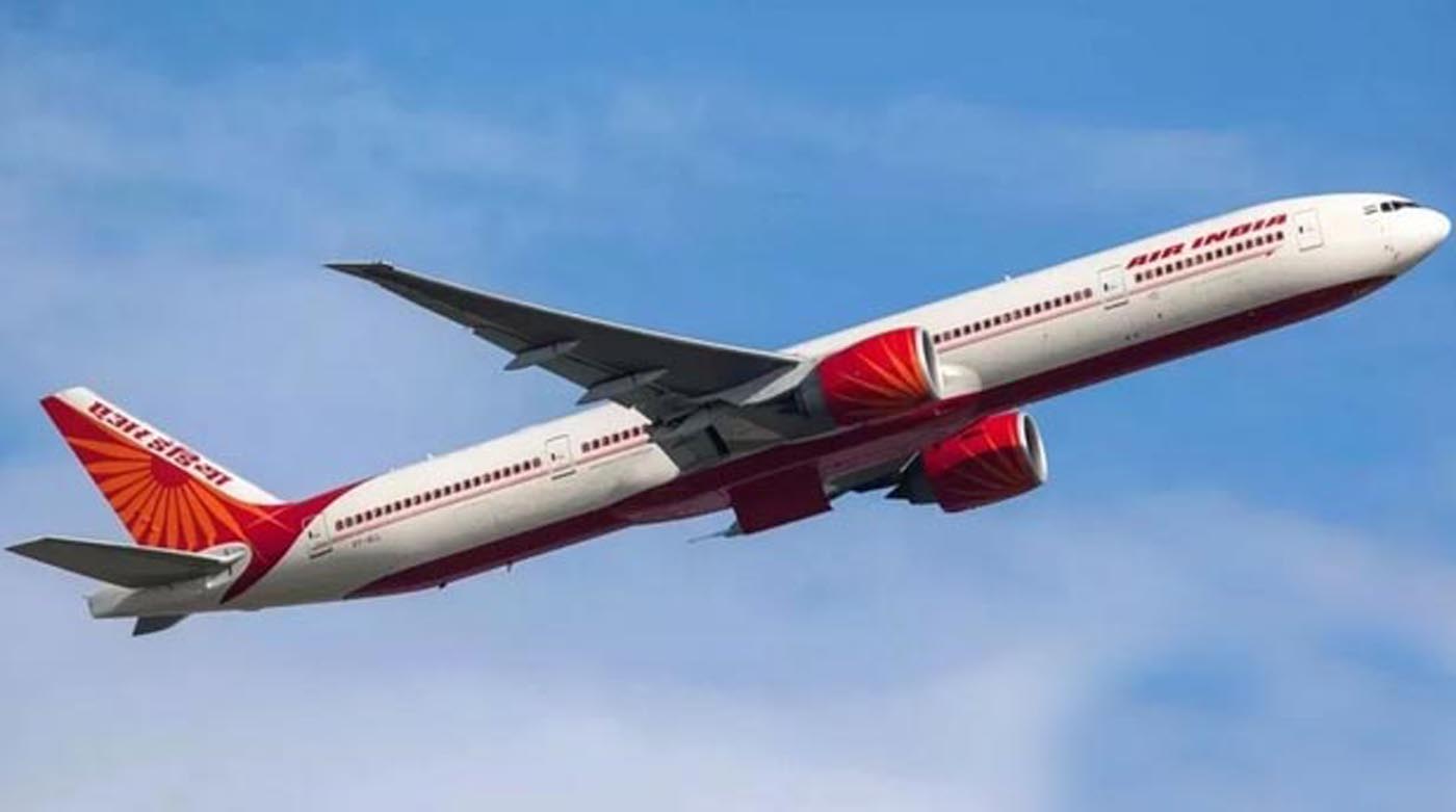 Read more about the article मुंबई एयरपोर्ट पर बड़ा विमान हादसा: रनवे से फिसल गया एअर इंडिया का प्लेन, बाल-बाल बचे 140 से ज्यादा यात्री!