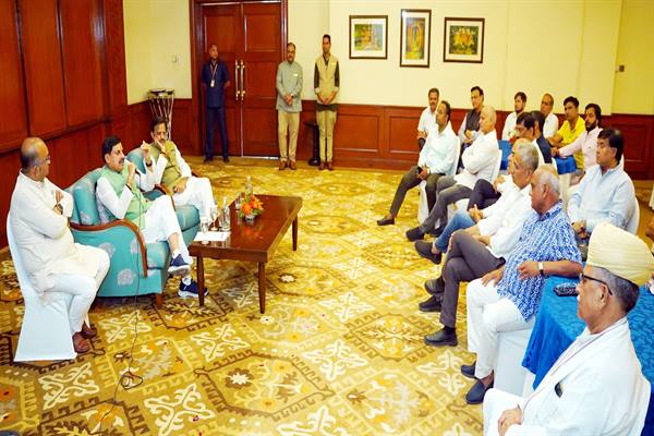 Read more about the article मध्यप्रदेश में उद्योगों की बाढ़ लाने की तैयारी, जोधपुर में फर्नीचर-होटल कारोबारियों से CM यादव ने की विशेष मुलाकात; उद्योगपतियों को मध्यप्रदेश आने का दिया न्योता!