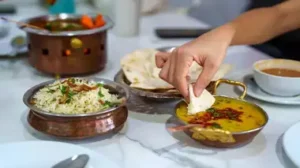 Read more about the article रात में रोटी-चावल खाना पड़ सकता है भारी! जानिए हेल्थ एक्सपर्ट्स क्या कहते हैं