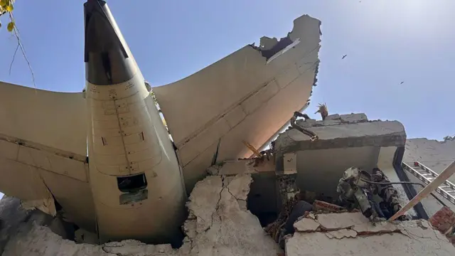 Read more about the article अहमदाबाद विमान हादसे में चौंकाने वाला खुलासा: पायलट ने पूछा- ‘स्विच क्यों बंद किया?’ साथी बोला- ‘मैंने नहीं’; फ्यूल स्विच बंद होते ही बंद हुए दोनों इंजन, हवा में महज 30 सेकंड रहा Dreamliner!