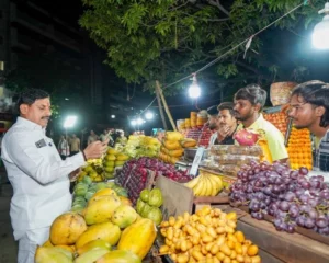 Read more about the article सादगी की मिसाल बने सीएम डॉ. मोहन यादव: गुरुवार रात अचानक पहुंचे न्यू मार्केट, आम लोगों से की बातचीत; ठेले से खरीदे फल, सिग्नल पर रुकी सीएम की गाड़ी!