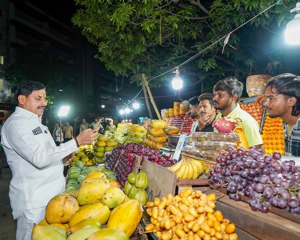 Read more about the article सादगी की मिसाल बने सीएम डॉ. मोहन यादव: गुरुवार रात अचानक पहुंचे न्यू मार्केट, आम लोगों से की बातचीत; ठेले से खरीदे फल, सिग्नल पर रुकी सीएम की गाड़ी!