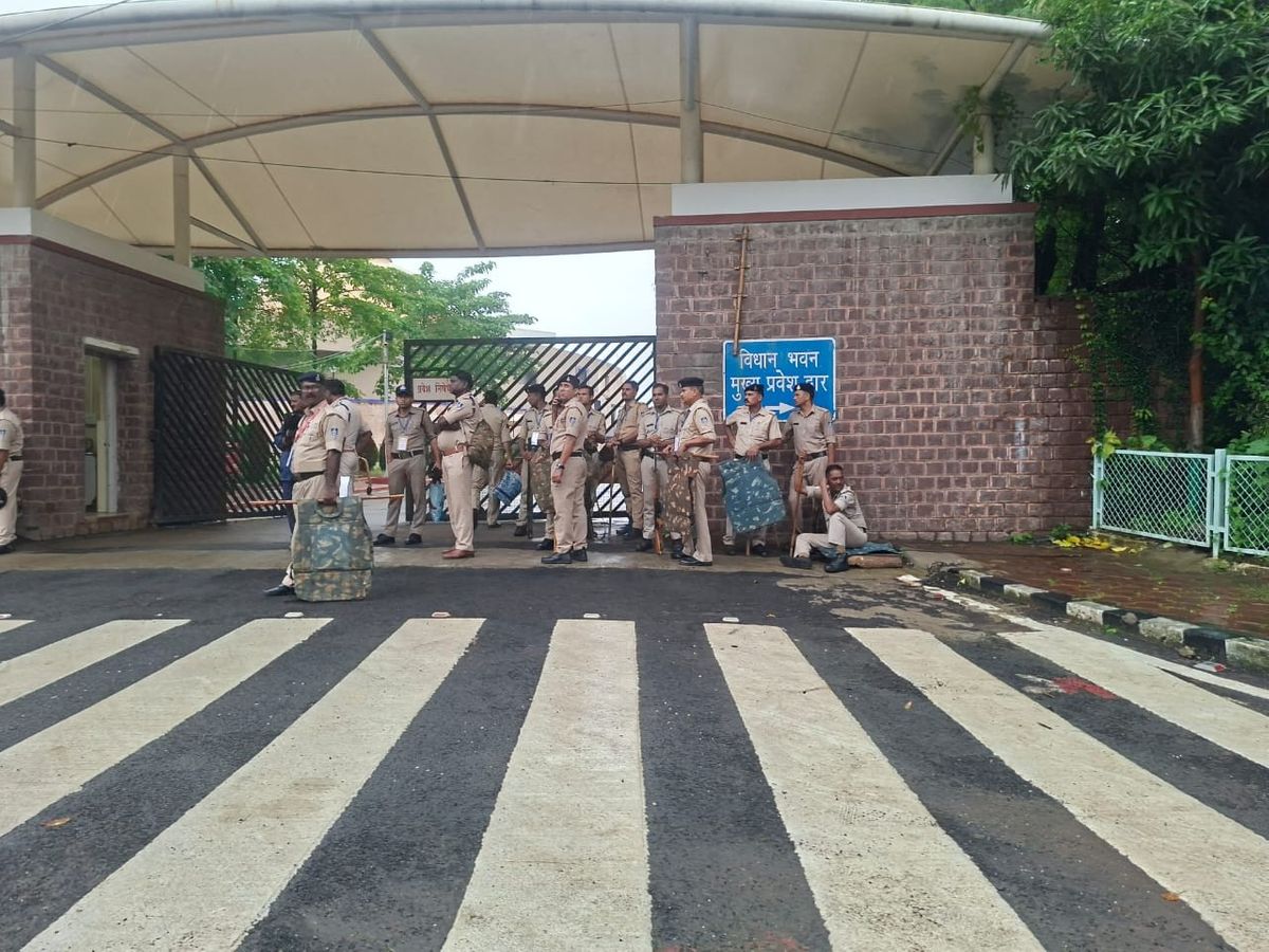 Read more about the article सख्त सुरक्षा घेरे में विधानसभा: मानसून सत्र से पहले पूरी तरह सील हुआ परिसर, नारेबाजी और प्रदर्शन पर भी बैन!