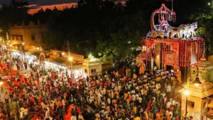 Read more about the article देशभर में गूंजे जयकारे: मथुरा-वृंदावन से पटना तक कृष्ण जन्माष्टमी का उल्लास, तुलसी, कमल और वैजयंती श्रीकृष्ण को सबसे प्रिय; 10 लाख श्रद्धालु उमड़े वृंदावन!