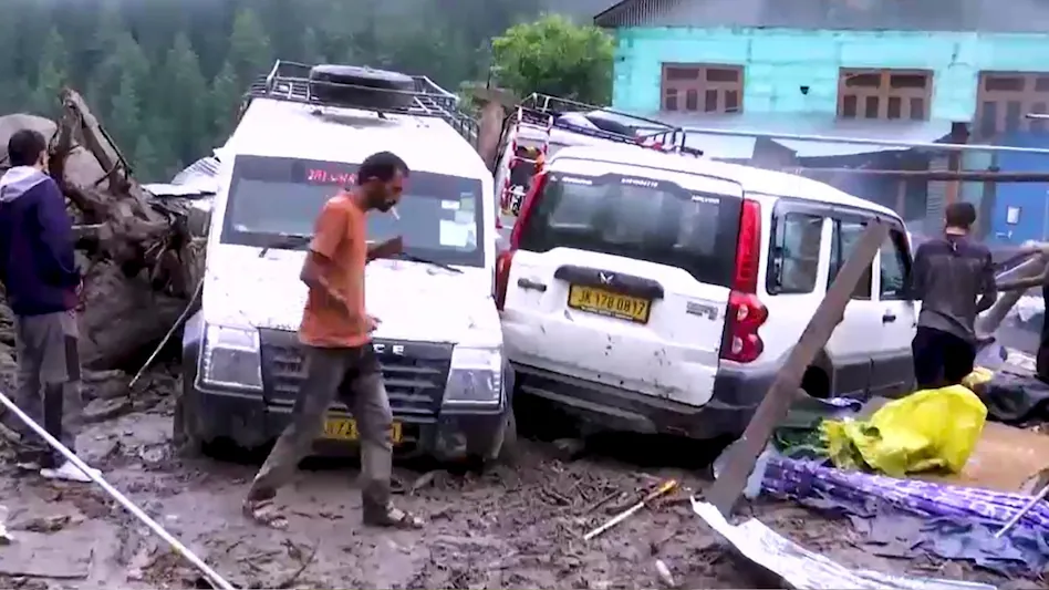 Read more about the article किश्तवाड़ में बादल फटने से तबाही: 65 की मौत, 100 से ज्यादा लापता; मलबे में दबे सैकड़ों लोगों की तलाश जारी, सेना, NDRF और SDRF का रेस्क्यू ऑपरेशन जारी!