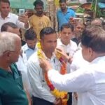 ऊर्जा मंत्री तोमर ने जिला अस्पताल में गंदगी देख खोया आपा: खुद धोया टॉयलेट, सिविल सर्जन को लगाई फटकार; नगर पालिका अफसर को मंत्री ने पहनाई माला, बोले – “आज सम्मान दिया, कल विदाई भी कर दूंगा”!