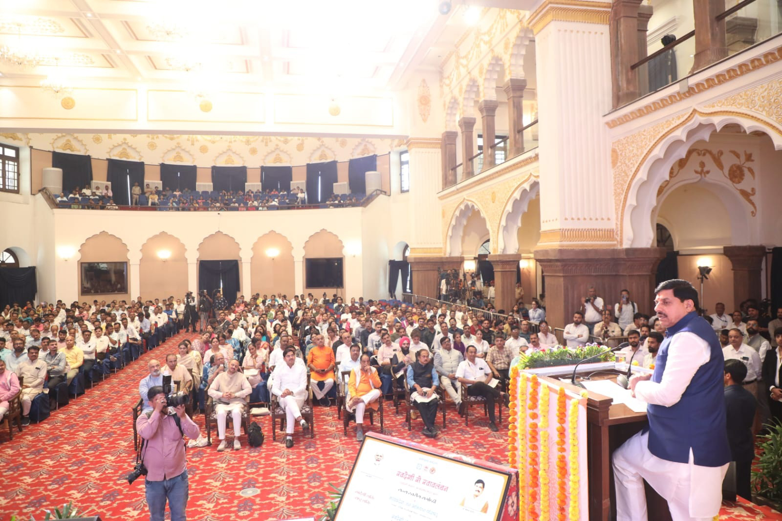 Read more about the article सीएम बोले– स्वदेशी ही सच्ची राष्ट्रसेवा, हर नागरिक देशी उत्पाद अपनाए तो मजबूत होगी अर्थव्यवस्था: ‘स्वदेशी से स्वावलंबन’ संगोष्ठी की दीप प्रज्ज्वलन से हुई शुरुआत, CM ने किया स्वदेशी अभियान के ब्रोशर का विमोचन!