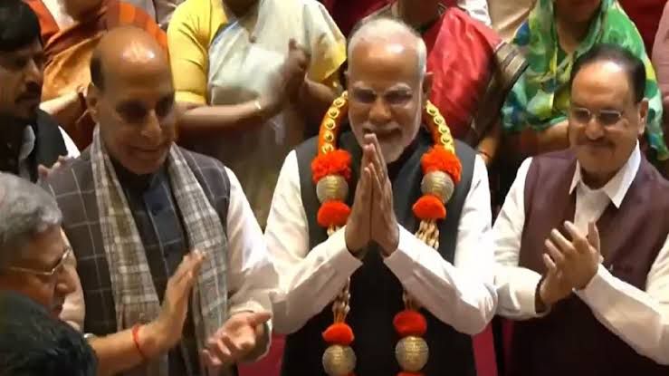 Read more about the article NDA की बैठक में गूंजा ‘हर हर महादेव’: ऑपरेशन सिंदूर और महादेव की ऐतिहासिक सफलता पर PM मोदी का संसद में हुआ सम्मान, रक्षा मंत्री राजनाथ सिंह ने PM को पहनाई फूलों की माला!