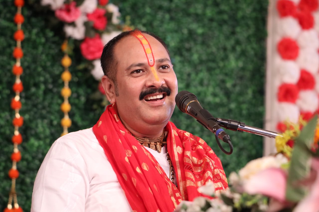 You are currently viewing कुबेरेश्वर धाम में 3 दिन में 6 मौतें: पूर्व मंत्री कुसुम महदेले ने जताई नाराजगी, पंडित प्रदीप मिश्रा के कार्यक्रम पर रोक की मांग; न्यायिक जांच की भी उठी मांग!