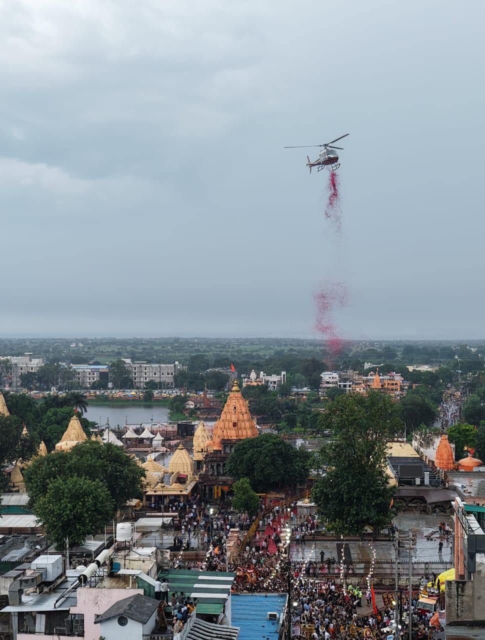 Read more about the article मुख्यमंत्री डॉ.यादव की मंशानुरूप राजसी सवारी में श्री महाकालेश्वर मंदिर प्रबंध समिति द्वारा पुष्पवर्षा की गई