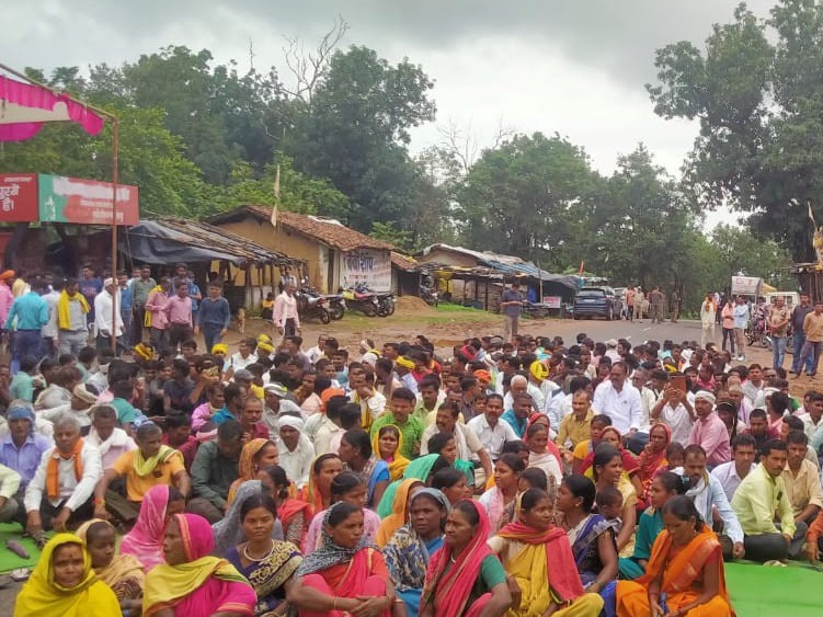 Read more about the article नेटवर्क समस्या से परेशान ग्रामीणों का फूटा गुस्सा, बालाघाट-बैहर हाईवे पर किया चक्काजाम; ग्रामीणों का आरोप – 20 किलोमीटर दूर जाकर करना पड़ता है मोबाइल इस्तेमाल!