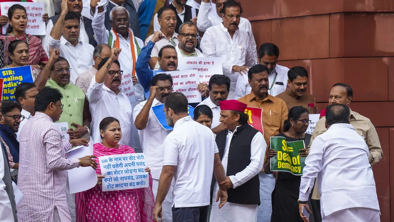 You are currently viewing बिहार वोटर लिस्ट विवाद पर संसद में घमासान, विपक्ष का हंगामा जारी: चिराग पासवान का पलटवार— ‘कांग्रेस जीतती है तो आयोग ठीक, हारते ही दोषी क्यों?’