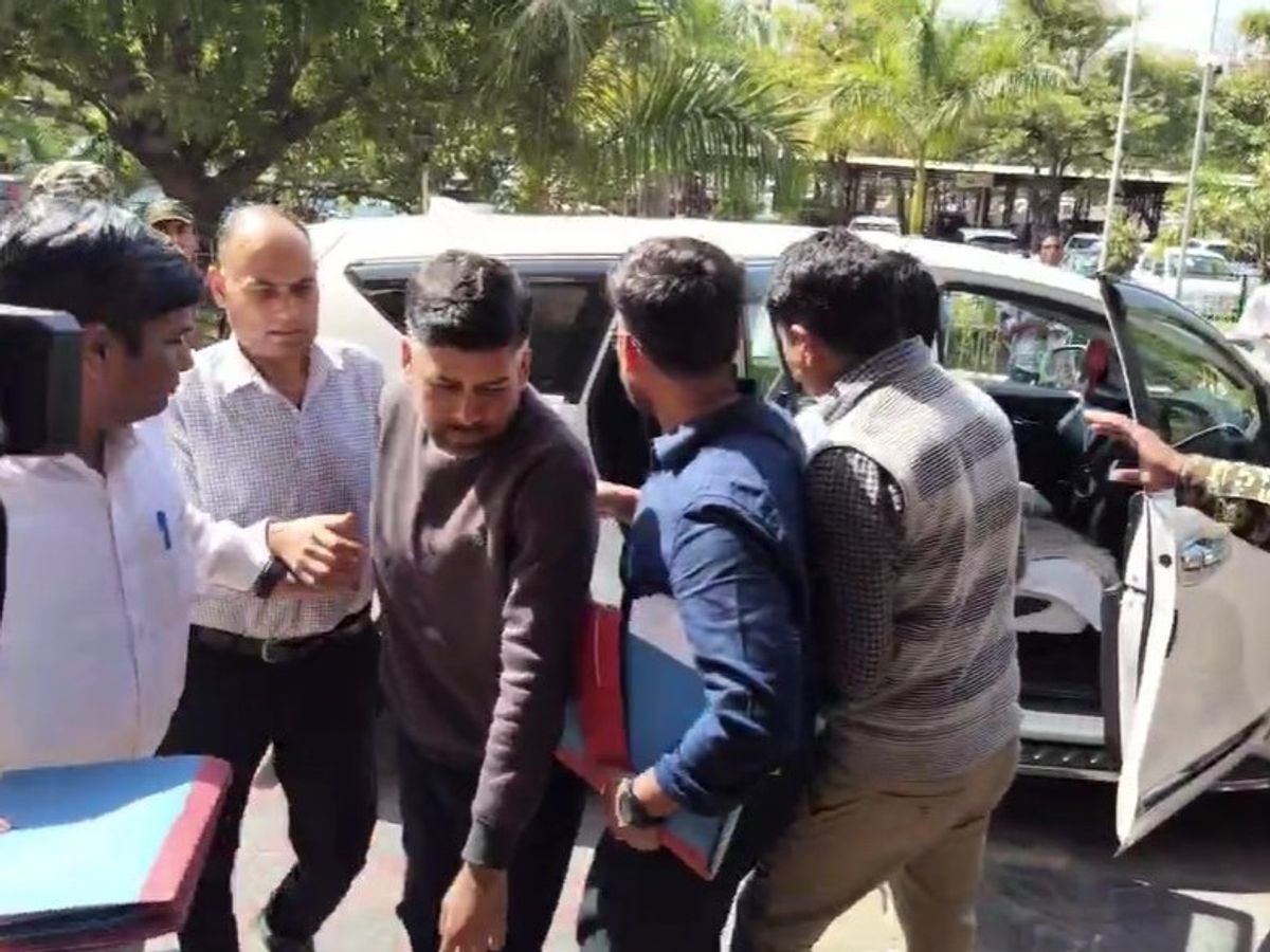 You are currently viewing हाईकोर्ट से राहत: पूर्व आरक्षक सौरभ के दोस्त चेतन को 27 अगस्त तक मिली अंतरिम जमानत, पत्नी और जुड़वां बच्चों की देखभाल का दिया हवाला!