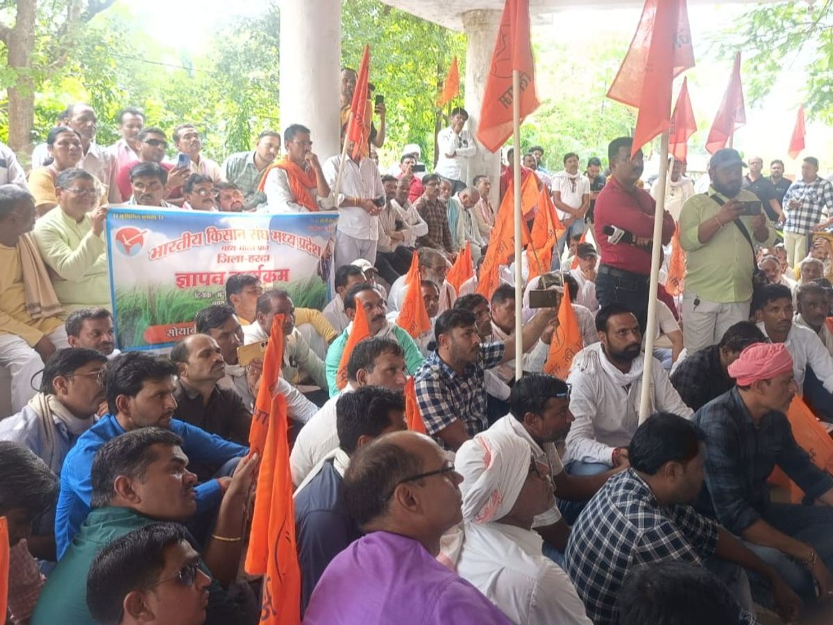 Read more about the article लैंड पूलिंग एक्ट के खिलाफ मध्यप्रदेश में किसानों का जोरदार प्रदर्शन: किसानों की मांग – लैंड पूलिंग एक्ट वापस हो, गेहूं-धान की खरीदी तय दरों पर की जाए; भोपाल में CM मोहन यादव बोले – “संवाद ही समाधान का रास्ता है”