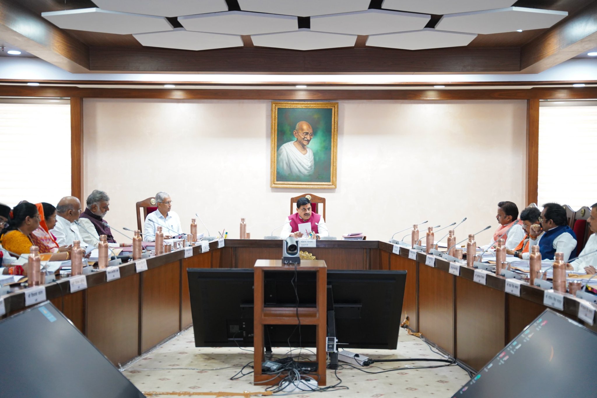 Read more about the article मंत्रि-परिषद की बैठक: जल जीवन मिशन, उज्जैन ग्रीन फील्ड हाईवे और हरिफाटक ROB सहित कई बड़े प्रोजेक्ट्स को मिली मंजूरी; CM मोहन यादव ने दी बड़ी सौगात!