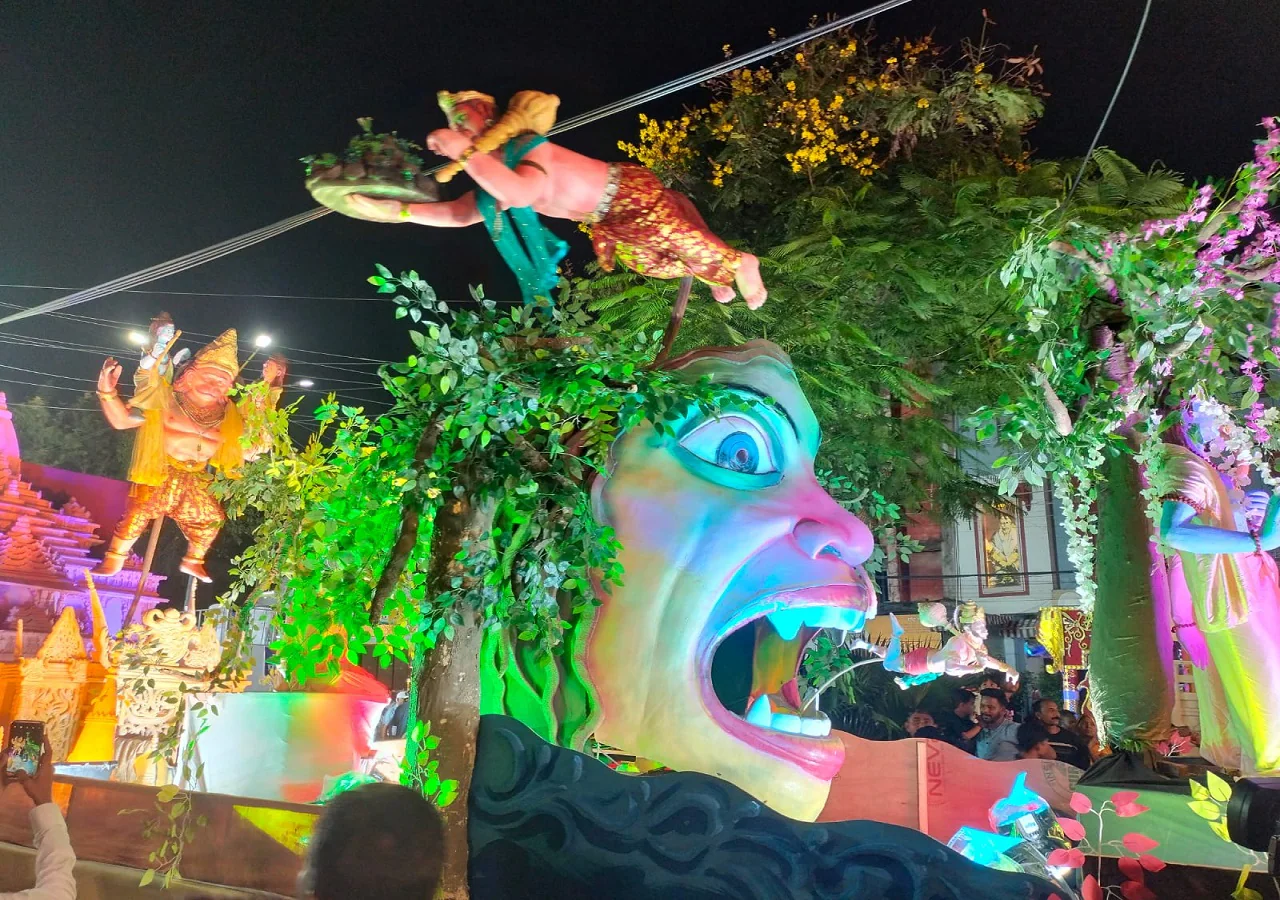 Read more about the article इंदौर में अनंत चतुर्दशी का जलवा: 102 साल पुरानी परंपरा ने जगाई पूरी रात, लाखों की भीड़ ने देखा भव्य नजारा; 3500 जवान रहे सुरक्षा में तैनात!