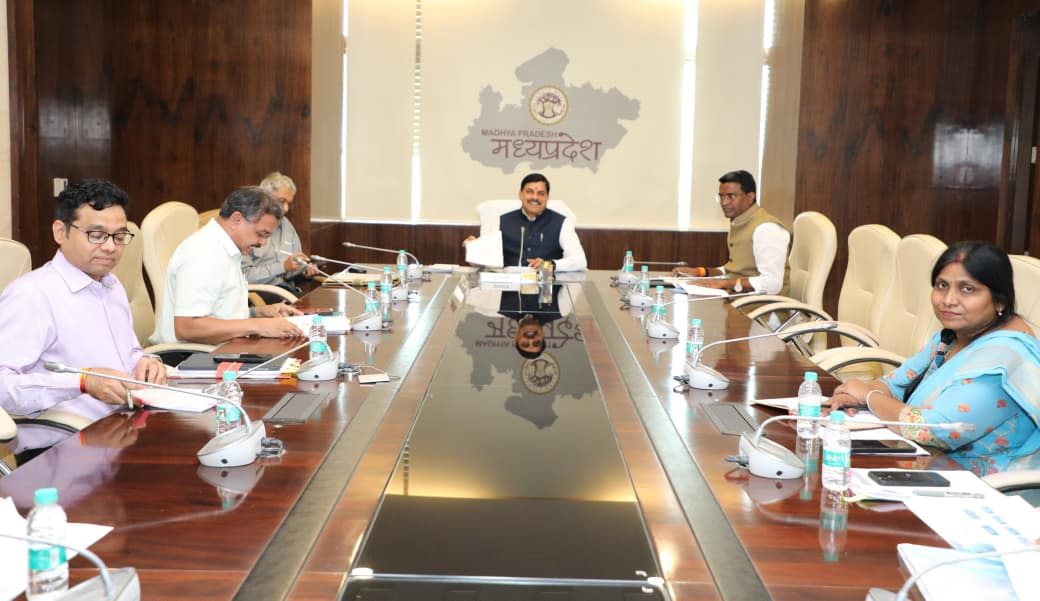 You are currently viewing पर्यावरण की शुद्धता पर सीएम मोहन यादव सख्त, बोले – “स्वच्छ पर्यावरण सिर्फ सरकार नहीं, समाज की भी जिम्मेदारी”: उज्जैन–जबलपुर में जल्द खुलेगा जू कम रेस्क्यू सेंटर, भोपाल के बड़े तालाब में चलेंगे शिकारे!