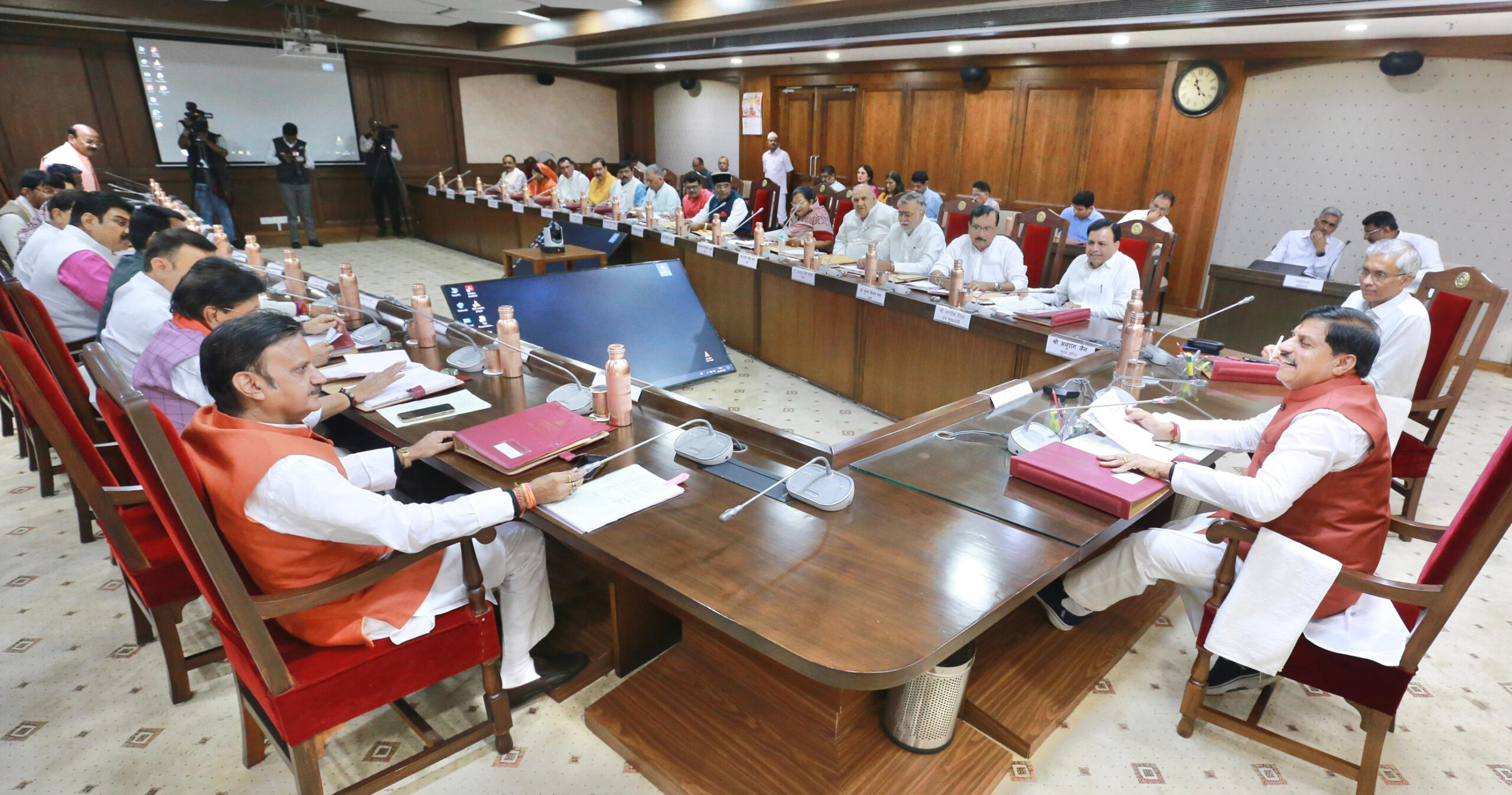 You are currently viewing मध्यप्रदेश में वाहन स्क्रैपिंग पर नई नीति, कर में मिलेगी 50% तक की छूट; नगरीय निकाय चुनाव में फिर लौटेगी प्रत्यक्ष प्रणाली, मोहन सरकार की बैठक में हुए अहम फैसले!