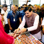 इंदौर-भोपाल ही नहीं, अब गांव-गांव तक गूंजा ‘हर घर स्वदेशी’: सीएम मोहन यादव ने जगदीशपुर में खुद खरीदे मिट्टी के दिए और तवे, कहा – समर्थन मूल्य से कम बिकेगी सोयाबीन तो सरकार भरेगी अंतर!