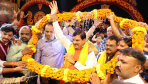 Read more about the article भोपाल में गरबा महोत्सव के समापन पर सीएम मोहन यादव बोले—नवरात्रि सिर्फ आराधना नहीं, मेलजोल और सांस्कृतिक एकता का पर्व भी है; कहा – 2014 के बाद भारत बदल चुका है!