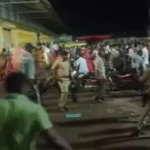 24 से 48 घंटे लाइन में खड़े रहे किसान, मंगलवार शाम अचानक काउंटर बंद होने से भड़का आक्रोश: करहिया मंडी में किसानों पर हुआ लाठीचार्ज, पुलिस बोली – हल्का बल प्रयोग किया!