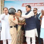 भोपाल से सीएम डॉ. मोहन यादव का संदेश: सड़क सुरक्षा पर युवाओं को चेताया, 2100 मुफ्त हेलमेट बांटे; कहा – “हेलमेट न पहनने की लापरवाही पूरे परिवार के लिए दर्द बन जाती है”