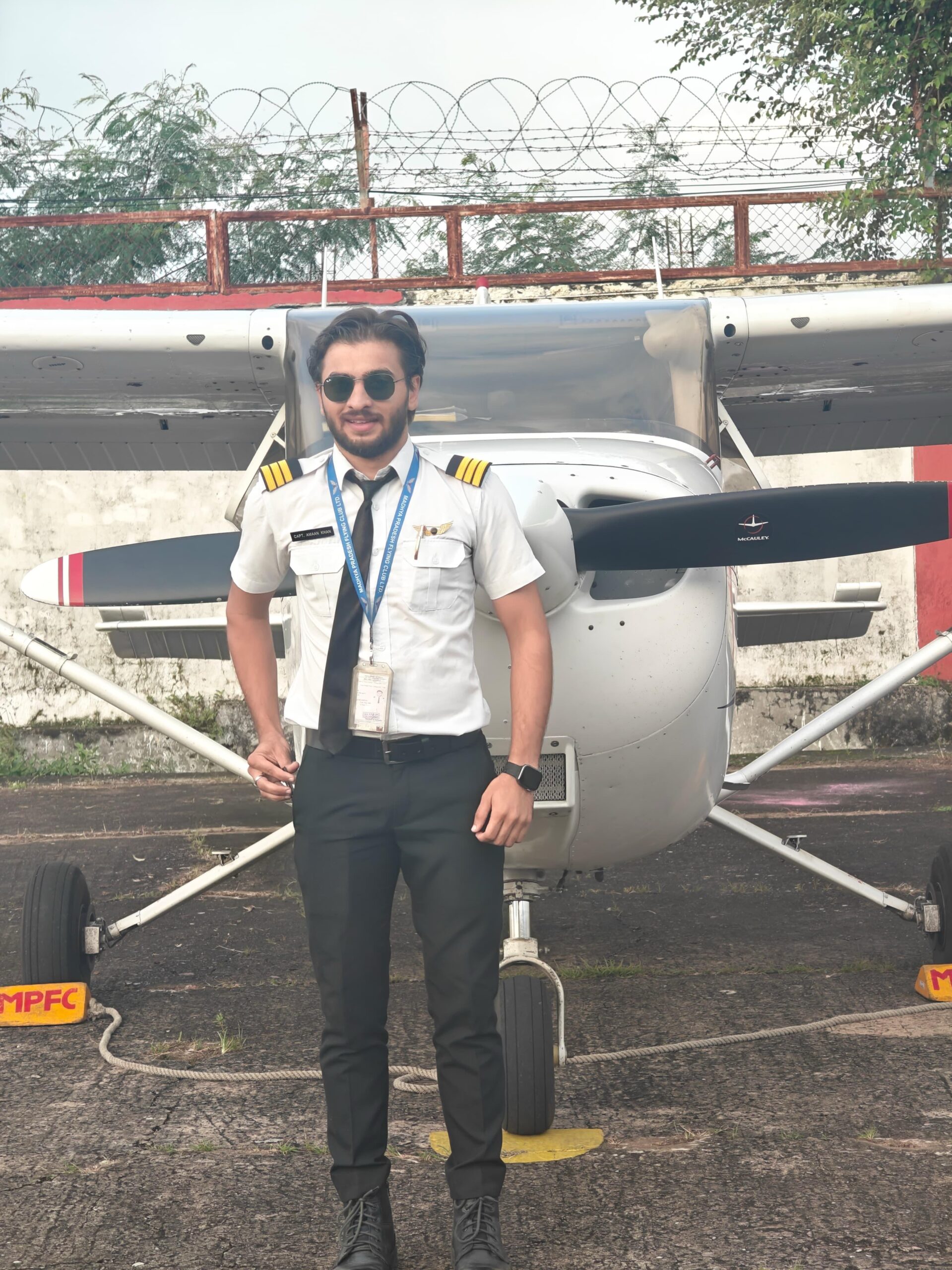 Read more about the article 25 की उम्र में बने पायलट, मध्यप्रदेश फ्लाइंग क्लब से पूरी की ट्रेनिंग