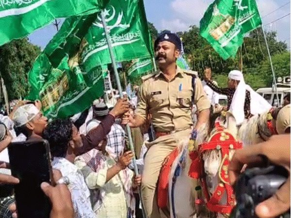 Read more about the article ईद मिलाद उन नबी जुलूस में घोड़े पर बैठे पुलिस अधिकारी हाथ में धार्मिक झंडा लिए नजर आए, SP ने मांगा जवाब; एसडीओपी बोले— “सिर्फ सुरक्षा का निरीक्षण कर रहा था, झंडा किसी ने पकड़ा दिया”!