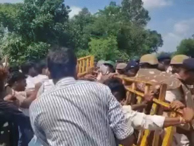 Read more about the article देवतालाब दौरे पर पहुंचे CM मोहन यादव: कांग्रेस नेता मुख्यमंत्री को किसानों की समस्याएं बताना चाहते थे, पुलिस ने रोका; झड़प के बाद पूर्व विधायक बन्ना सहित कई गिरफ्तार!