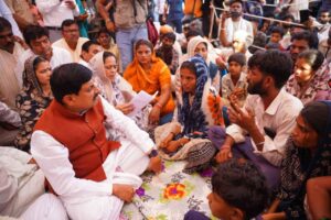 Read more about the article विजयदशमी की रात छाई मातमी खामोशी,खंडवा में 11, उज्जैन में 3 बच्चों की मौत: CM मोहन यादव ने रद्द किए सभी कार्यक्रम, पहुंचे पीड़ितों के बीच; कहा – —“राज्य सरकार परिवार की तरह साथ खड़ी है”