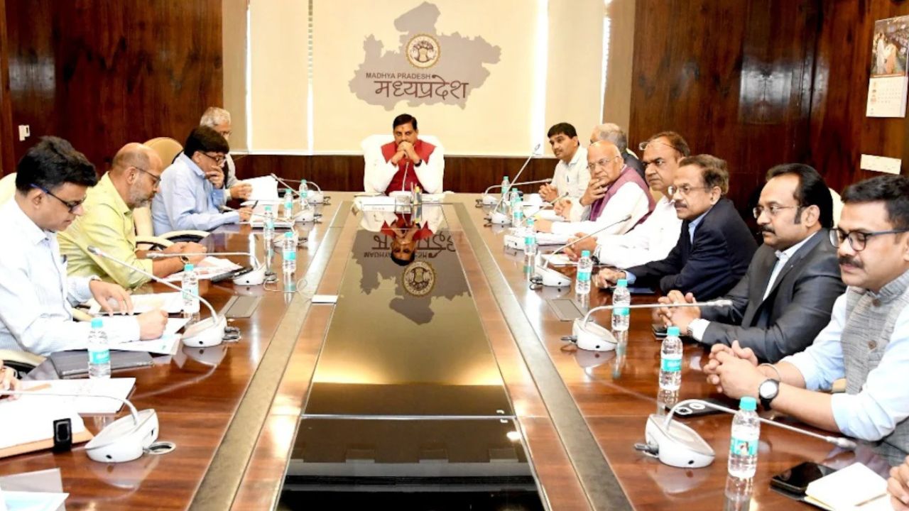 You are currently viewing PM आवास योजना के लिए वन टाइम पेमेंट, आदिवासी अंचलों में बिजली पहुंचाने पर जोर, पढ़ें मोहन कैबिनेट के फैसले