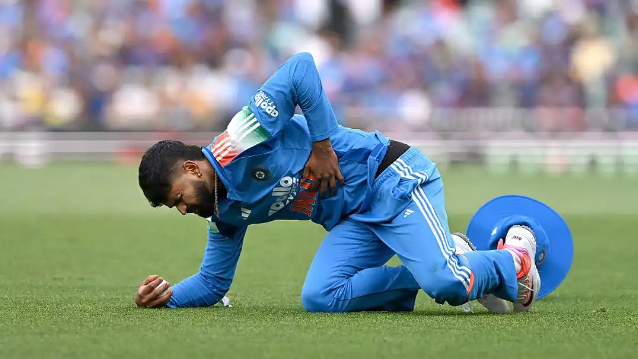 You are currently viewing Shreyas Iyer की पसली की चोट बेहद गंभीर, सिडनी के अस्पताल में ICU में हैं एडमिट, कैच लेने में हुए थे जख्मी