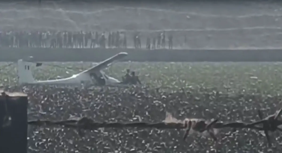 Read more about the article प्रयागराज में एयरफोर्स का ट्रेनिंग एयरक्राफ्ट तालाब में गिरा, दोनों पायलट सुरक्षित; माघ मेला से सिर्फ 3 KM दूर हुआ हादसा!