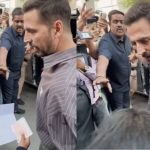 ‘पापा पर बहुत कर्ज है…’, वोट डालने गए अक्षय कुमार से बच्‍ची ने लगाई गुहार, मदद मिलने के बाद छूए पैर, VIDEO