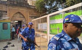 You are currently viewing धार में बसंत पंचमी शांतिपूर्ण संपन्न, पुलिस ने डीजे पर थिरकते हुए मनाया सफलता का जश्न; सख्त सुरक्षा के बीच 24 साल में पहली बार पूरी तरह शांत रहा शहर