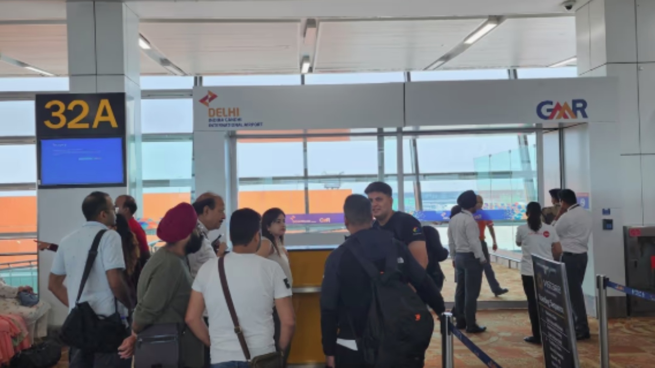 You are currently viewing एक बार फिर से थमी उड़ानें, दिल्ली-मुंबई समेत कई शहरों का एयरपोर्ट सिस्टम सर्वर डाउन, यात्रियों को हुई असुविधा