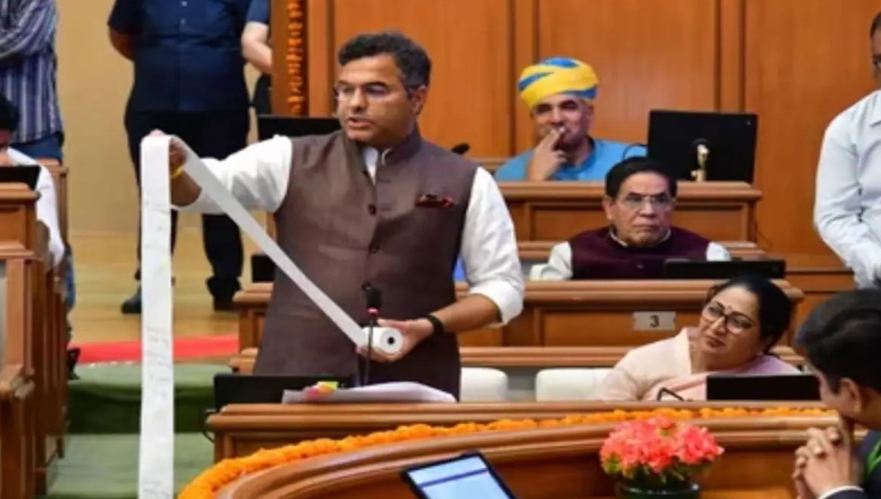 दिल्ली के डिप्टी सीएम प्रवेश वर्मा ने विधानसभा में ‘शीश महल’ के खर्चों की दिखाई लंबी लिस्ट, केजरीवाल को बताया ‘रहमान डकैत’