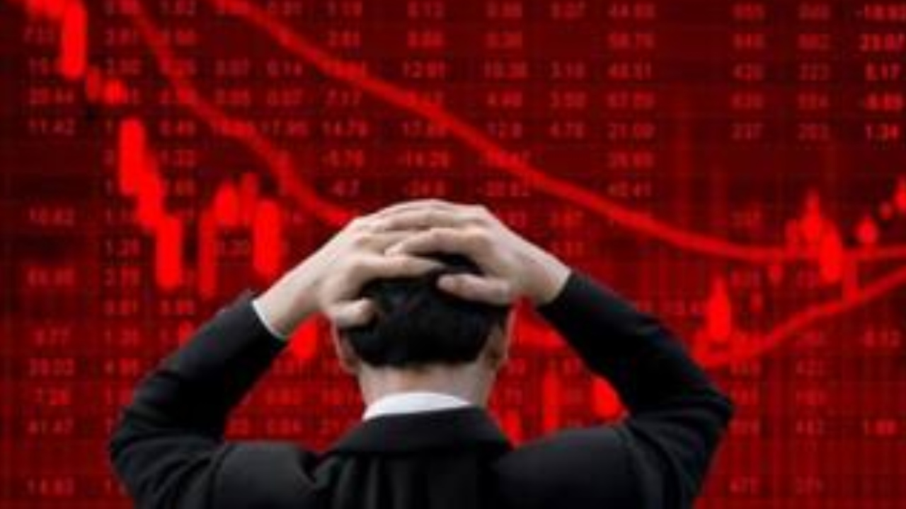 Read more about the article शेयर बाजार में हाहाकार! सेंसेक्स में 1700 और निफ्टी में 500 अंकों से ज्यादा की गिरावट, क्यों स्टॉक मार्केट हुआ धड़ाम?