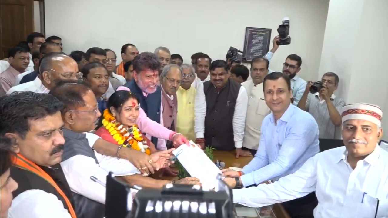 Read more about the article CG Rajya Sabha Election: राज्यसभा चुनाव के लिए लक्ष्मी वर्मा ने भरा नामांकन, CM विष्णु देव साय कई बड़े नेता रहे मौजूद