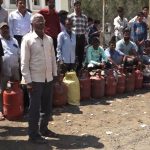 ’12 घंटे खड़े रहने के बाद भी एजेंसी में गैस नहीं मिली’, MP में महिलाएं सुबह से सिलेंडर के लिए लाइनों में लगीं