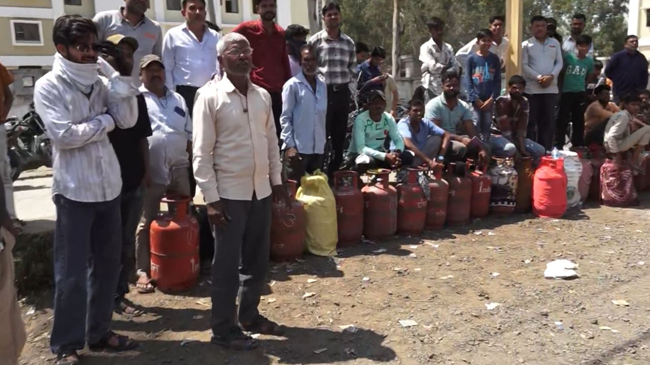 ’12 घंटे खड़े रहने के बाद भी एजेंसी में गैस नहीं मिली’, MP में महिलाएं सुबह से सिलेंडर के लिए लाइनों में लगीं