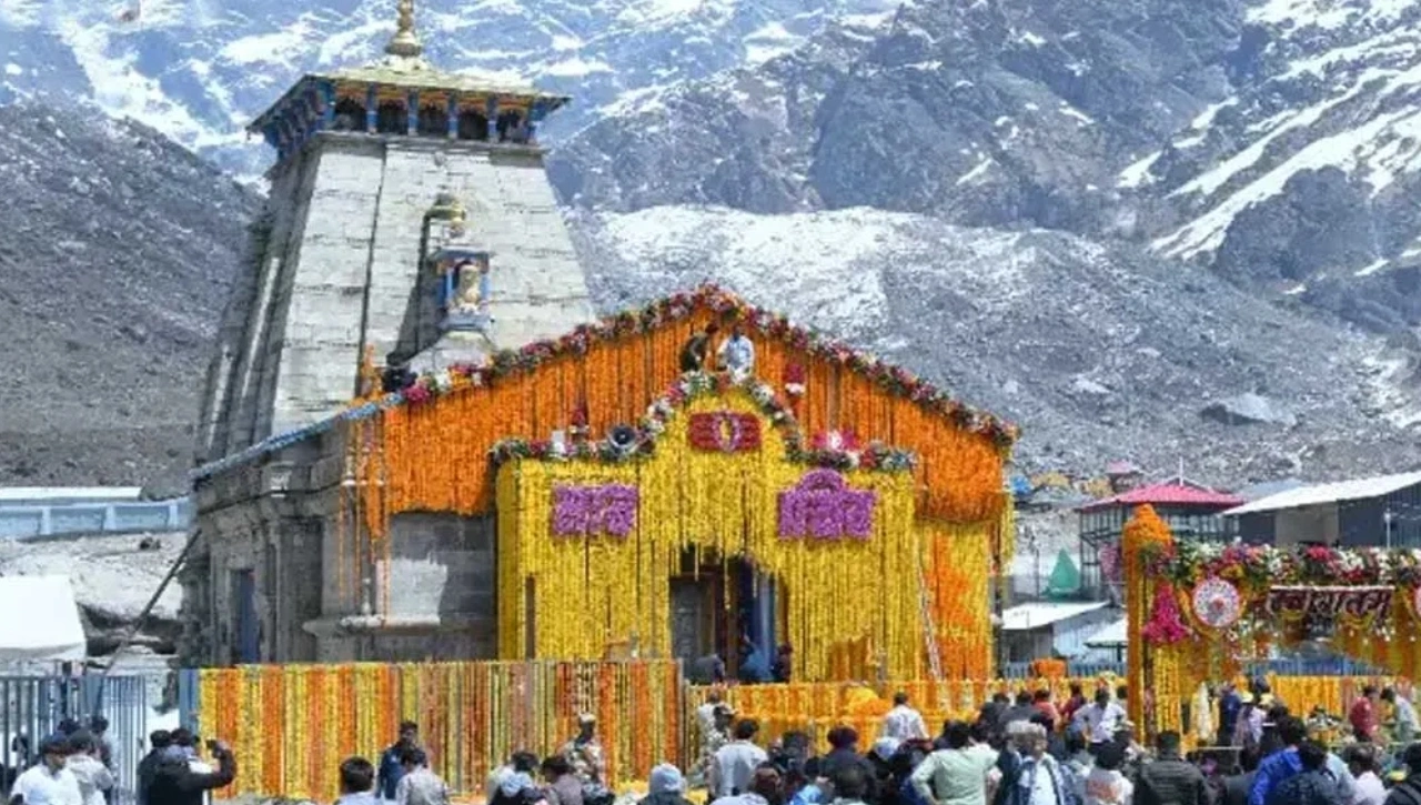 केदारनाथ धाम के खुले कपाट, भक्तों का उमड़ा हुजूम, CM धामी भी पहुंचे