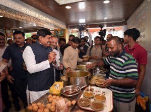 Read more about the article वाराणसी में CM मोहन यादव का सादा अंदाज: काफिला रोककर कचौड़ी-जलेबी खाई, लोगों से की बातचीत