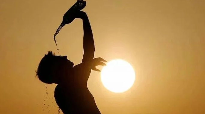 Read more about the article अप्रैल के आखिरी दिनों में गर्मी का ‘डबल अटैक’—दिन में लू, रात में भी नहीं मिल रही राहत; पारा सामान्य से 4.2°C तक ऊपर