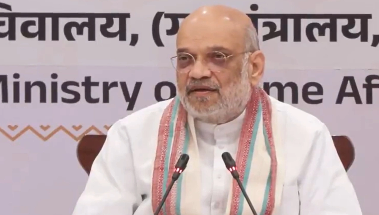 बस्तर में अमित शाह बोले- बंदूकों के साये में जीने का डर खत्म, नक्सल खात्मे में कांग्रेस ने नहीं दिया साथ