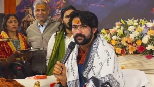 Read more about the article कर्नाटक में पिछले एक साल से चल रहा राजनीतिक ड्रामा अब खत्म होने की कगार पर है. दिल्‍ली में हुई हाईकमान के साथ बैठक में नए राजनीतिक समीकरण तय किए गए हैं. इसके साथ ही कर्नाटक के मुख्यमंत्री सिद्धारमैया आज यानी कि 28 मई को अपने पद से इस्तीफा दे सकते हैं. उन्‍होंने इस बात का ऐलान अपनी कैबिनेट बैठक में किया है.  कांग्रेस विधायक अशोक पत्तन के मानें तो डीके शिवकुमार को अब कर्नाटक का मुख्यमंत्री बनाया जा सकता है. इसके साथ सरकार के मंत्रिमंडल में भी फेरबदल होने के पूरे आसार हैं.  कर्नाटक कांग्रेस इंचार्ज रणदीप सुरजेवाला भी बेंगलुरु में ही मौजूद हैं. कांग्रेस हाईकमान ने यह फैसला कांग्रेस में बगावत रोकने के लिया है.  डीके शिवकुमार ने भले ही खुलकर कभी बगावत का ऐलान न किया और हमेशा पार्टी के साथ रहने की बात कही हो. लेकिन समय-समय पर उनके विधायक ये मांग करते रहे हैं कि सरकार गठन के समय तय हुई बात के अनुसार डीके शिवकुमार को सीएम बनाया जाना चाहिए. कई बार ऐसे मौके आए जब लगा कि अब डीके कांग्रेस से बगावत कर सकते हैं.  क्‍यों कर्नाटक में बदला जा रहा सीएम साल 2023 में हुए विधानसभा चुनावों में कांग्रेस को जीत मिली थी. उस समय भी सिद्धारमैया और डीके के बीच सीएम पद को लेकर नोकझोंक हुई थी. इसको देखते हुए तब राहुल गांधी ने रोटेशनल सीएम फॉर्मूला तय किया था. उसके अनुसार 2.5 सिद्धारमैया सीएम पद पर रहेंगे और उसके बाद डीके शिवकुमार सीएम पद पर रहेंगे. हालांकि 3 साल सरकार गठन के बाद यह रोटेशन फॉर्मूला लागू नहीं हो पाया. यही वजह है कि लगभग हर महीने कांग्रेस विधायक दिल्ली में इसको लागू कराए जाने को लेकर डेरा डाले रहते थे.  इसके अलावा पार्टी हाईकमान का मानना है कि समय रहते नेतृत्व बदलने से मंत्रियों के खिलाफ पैदा हो रही ‘एंटी-इंकम्बेंसी’ को खत्म किया जा सकता है. मतलब यह कि कांग्रेस अन्‍य राज्‍यों की तरह अब बगावत होने नहीं देना चाहती है. यही वजह है कि इस रोटेशनल सीएम फॉर्मूले को लागू किया जा रहा है.  कई बार दिए बगावत के संकेत कर्नाटक में पिछले एक साल से सीएम पद को लेकर खींचतान जारी है. यह खींचतान 30 जून 2025 को शुरू हुई थी. जब शिवकुमार के गुट वाले विधायकों ने मांग की थी कि अब डीके को सीएम बनाना चाहिए. हालांकि उस समय बातचीत के जरिए मामला शांत करा दिया गया था.  लेकिन यह मामला शांत नहीं हुआ जुलाई आते आते फ‍िर सीएम पद को लेकर चर्चाएं तेज हो गई. इसके बाद सिद्धारमैया और डीके दिल्‍ली पहुंचे. हाईकमान से मुलाकात के बाद बयान जारी कि‍या गया कि सब कुछ ठीक है.  हाईकमान की कोशिश रही कि जैसा चल रहा है वैसा ही चलता रहे. लेकिन ऐसा नहीं हो पाया. नवंबर में ढाई साल पूरे होने के बाद विधायकों ने दिल्ली कूच करना शुरू कर द‍िया और इस मांग को तेज कर दिया कि रोटेशन फार्मूला लागू किया जाए.  हालांकि इन सब के दौरान शिवकुमार सब कुछ ठीक होने और समय का इंतजार करने की बात कहते नजर आए. 26 मई को दिल्ली में हुई हाईकमान की बैठक में तय किया गया कि सिद्धारमैया अपने पद से इस्तीफा देंगे. बैठक के बाद पीसी में ही श‍िवकुमार की मुस्कान ने बता द‍िया था कि अब उनका इंतजार खत्म होने वाला है. ठीक वैसा ही एक दिन बाद ही सिद्धारमैया ने इस्तीफे का ऐलान कर दिया.