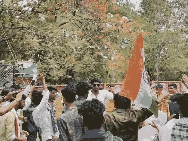 उज्जैन में DAVS कार्यकर्ताओं का प्रदर्शन: CM निवास मार्च पर रोक, सड़क पर बैठकर किया विरोध
