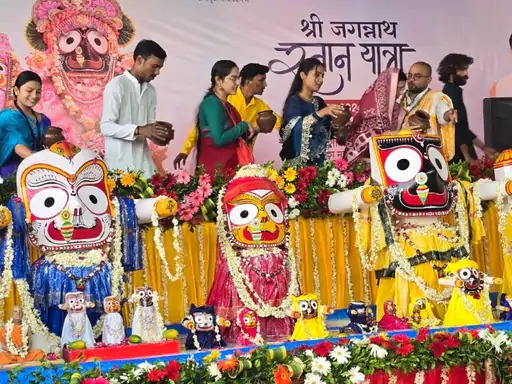 You are currently viewing जगन्नाथ स्नान यात्रा संपन्न: पंचामृत और पवित्र नदियों के जल से हुआ अभिषेक, अब 15 दिन अनवसर में रहेंगे भगवान