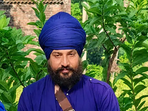 अमृतसर में मस्जिद जाने को लेकर विवाद: निहंग ने सिख युवक को रोका, मौलवी को गांव छोड़ने की चेतावनी