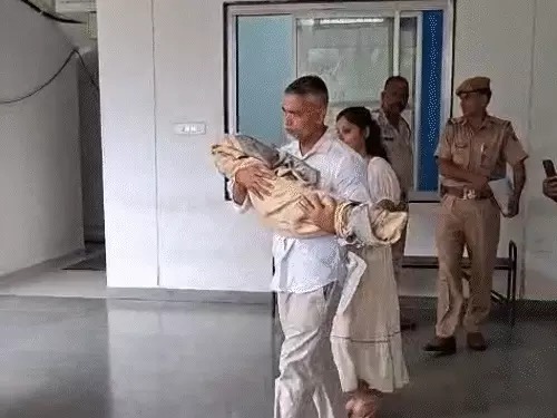 उदयपुर के होटल की खिड़की से झील में गिरी 2 वर्षीय बच्ची की दर्दनाक मौत, दिल्ली से घूमने आया था परिवार